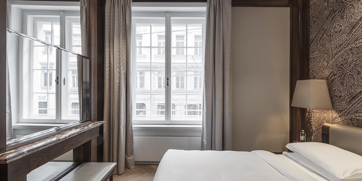 Bett mit Kastenfenster im Hintergrund